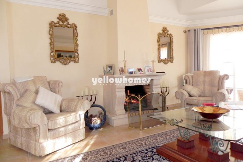 A 4-bedroom villa with central heating and pool near Boliqueime